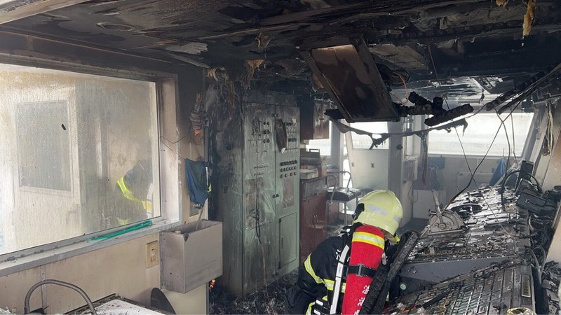 「海勝一號」貨輪7日泊靠在澎湖龍門尖山碼頭時，船艙突然冒出火苗，澎湖縣消防局獲報前往灌救，火勢在2小時撲滅，所幸未傳出傷亡。（澎湖縣消防局提供）中央社  115年4月7日