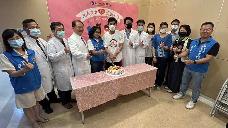 民國114年10月苗栗市隨機傷人案凶嫌經苗栗地方法院一審判決有期徒刑29年。林姓被害男子(左6)當時歷經半個多月治療才康復出院;面對判決結果,家屬7日表示不符期待,認為應判無期徒刑。圖為林男114年10月17日出院接受祝福。(民眾提供)中央社記者管瑞平傳真 115年4月7日