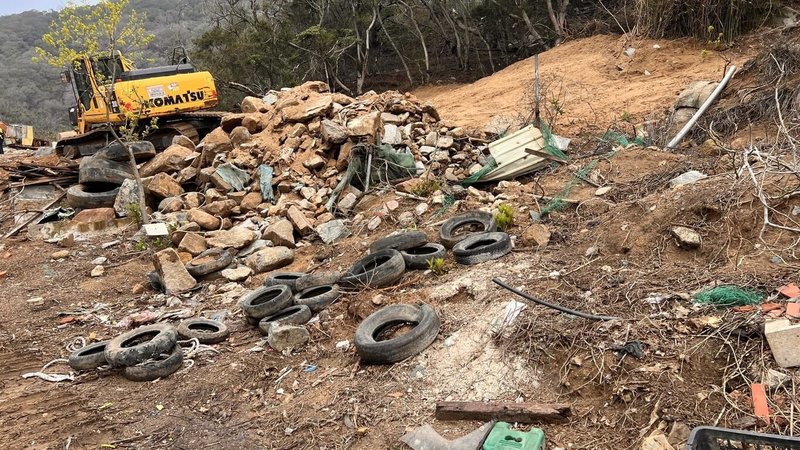 連江縣北竿鄉一處公有山坡地遭檢舉被堆置廢棄物。檢警7日展開搜索，並會同相關單位至現場開挖，發現涉嫌業者將土木工程廢棄物擅自運至該處堆置。（連江地方檢察署提供）中央社記者潘欣彤傳真　115年4月7日