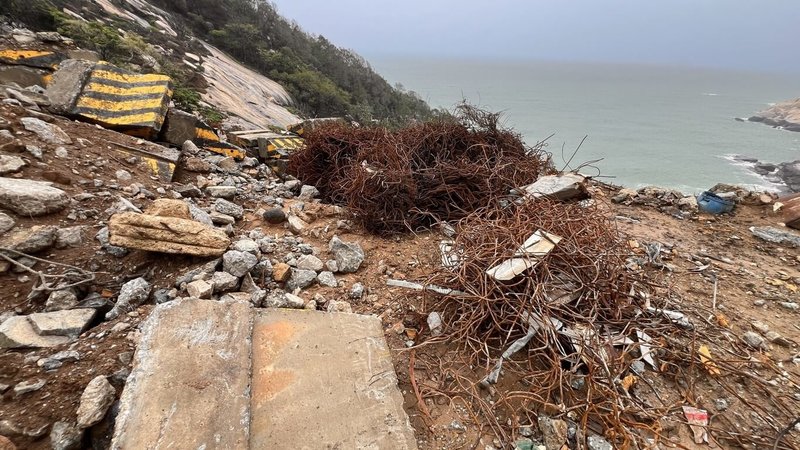 連江地方檢察署偵辦北竿鄉一處公有山坡地遭堆置廢棄物案,7日會同相關單位到場開挖,發現大量工程廢棄物。檢方認為,該公有山坡地鄰近水庫及海岸,棄置廢棄物行為造成環境污染且破壞生態。(連江地方檢察署提供)中央社記者潘欣彤傳真 115年4月7日