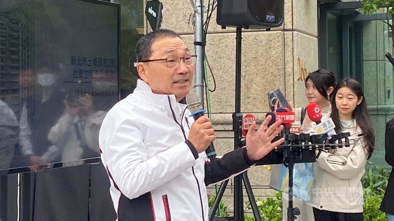 新北市長侯友宜（左）7日前往視察土城員和2號社會住宅時宣布，為因應少子化並減輕年輕族群居住壓力，社宅婚育戶保留比例將由原本1/5提高至1/3。中央社記者黃旭昇攝　115年4月7日