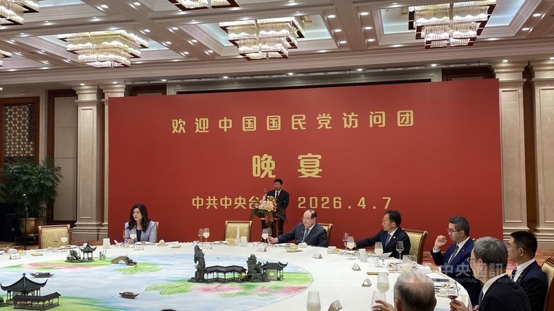 中國國民黨主席鄭麗文（左）7日展開中國大陸訪問行程，晚間由中共中央台辦主任宋濤（中）在南京東郊國賓館設宴款待。中央社記者呂佳蓉南京攝　115年4月7日