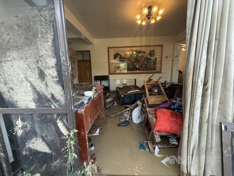 苗栗縣4日豪雨造成頭屋鄉沙河溪溢堤，沿岸道路、住家水淹最高近2公尺，有居民家中1樓家具、古董幾乎都泡了湯，損失慘重。中央社記者管瑞平攝　115年4月5日