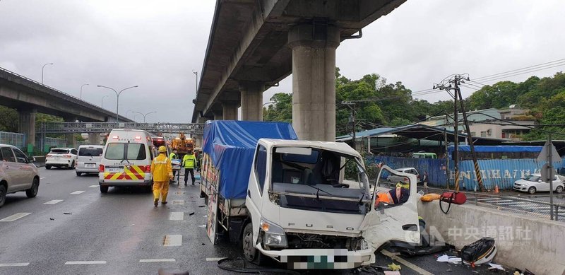 國道1號北向內湖路段7日發生1輛水泥預拌車追撞前方4車事故，造成許姓小貨車駕駛傷重不治，另有4人受傷送醫。事故肇因仍待後續調查釐清。（翻攝照片）中央社記者黃麗芸傳真　115年4月7日
