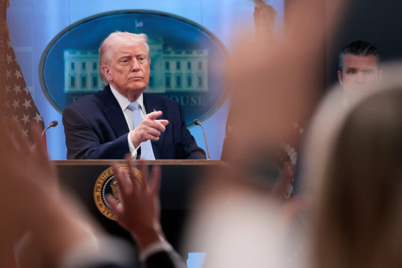 美國總統川普（左）與中央情報局長雷克里夫、戰爭部長赫格塞斯與參謀首長聯席會議主席凱恩6日連袂出席白宮記者會（路透社）