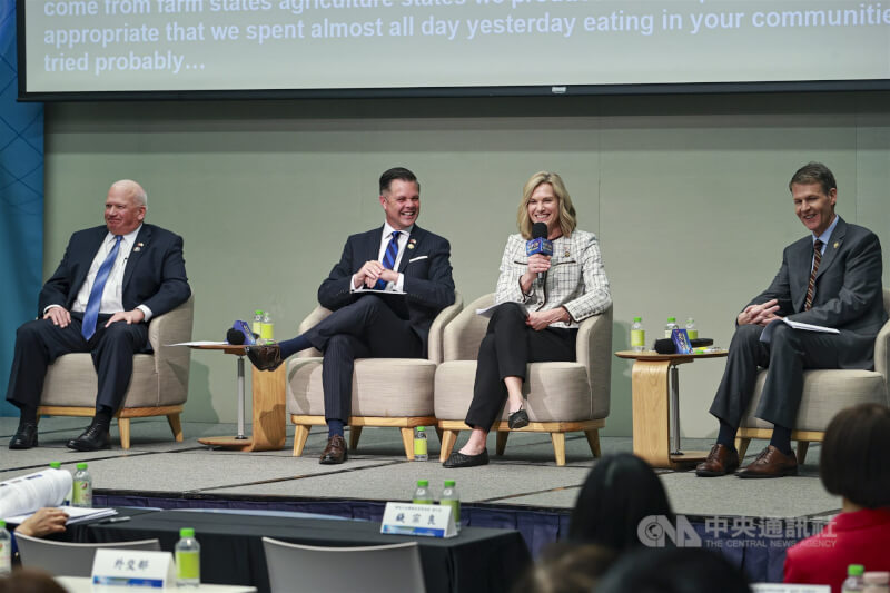 美國聯邦眾議院「共和黨研究委員會」(RSC)國家安全任務小組主席能恩(Zach Nunn)(左2)率團來台,與聯邦眾議員費茲傑羅(Scott Fitzgerald)(左1)、芙朵恰克(Julie Fedorchak)(右2)及希里夫(Jefferson Shreve)(右1)7日上午出席「台美經貿協議新架構:台灣企業赴美投資機會、挑戰、策略與非紅供應鏈新布局」論壇活動,分享美國各州投資環境及優惠措施。中央社記者鄭清元攝 115年4月7日
