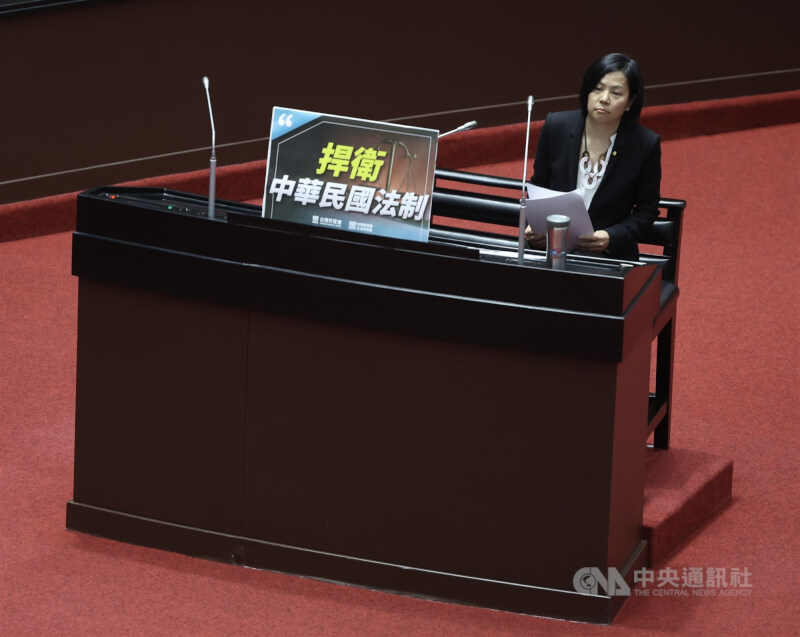 民眾黨立委李貞秀（圖）7日上午在立法院會質詢行政院長卓榮泰，一度陷入僵局並暫停，院會進入休息時間。中央社記者趙世勳攝　115年4月7日