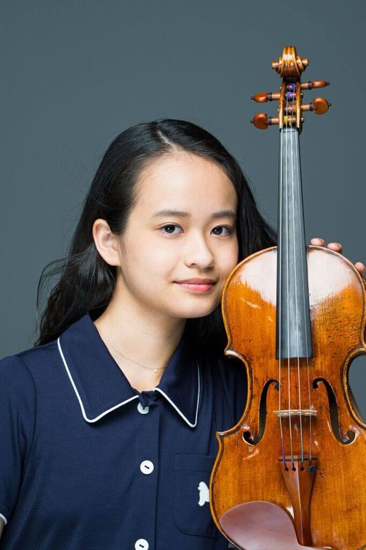 由駐團藝術家梵志登（Jaap van Zweden）領軍，長榮交響樂團將前往新加坡與日本演出，邀請15歲日本天才女小提琴家吉村妃鞠（HIMARI）（圖）共演。吉村妃鞠的演奏風格成熟，情感表達與舞台魅力被業內專家認為「超齡」，被視為未來巨星。（長榮交響樂團提供）中央社記者趙靜瑜傳真  115年4月7日