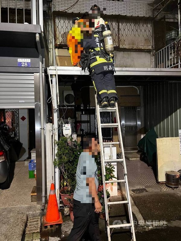 台中市消防局7日凌晨獲報，太平區一處透天住宅發生火警，到場時1樓起火有濃煙冒出，警消人員救出4名住戶送醫。（翻攝照片）中央社記者蘇木春傳真　115年4月7日
