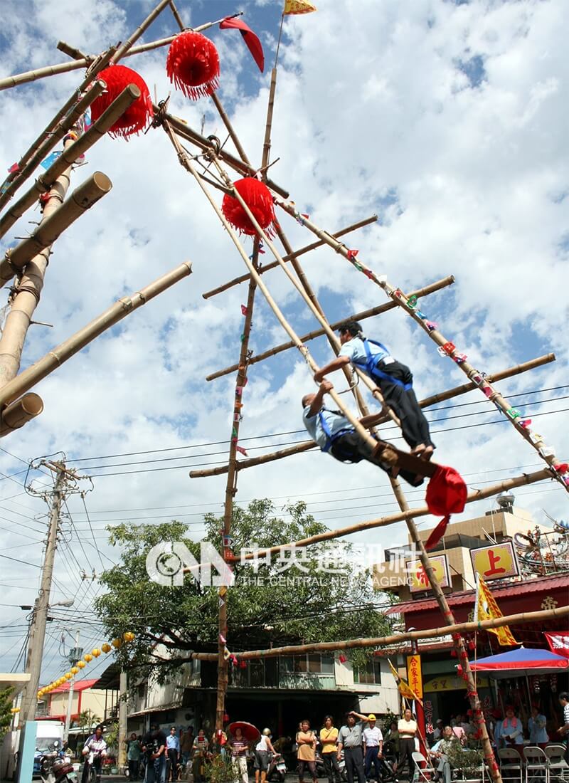 比賽分為單人、雙人，並依年齡分成少年、青年與中年組。 中央社記者黃國芳嘉義市傳真 97年4月9日