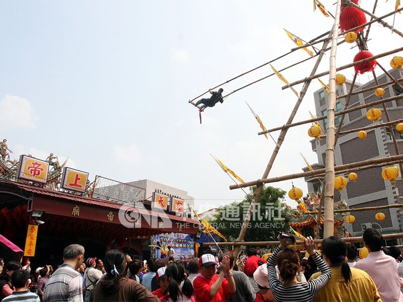 擺盪高度最高可達10公尺,以盪得最高者獲勝。 中央社記者黃國芳嘉義市攝 100年4月3日