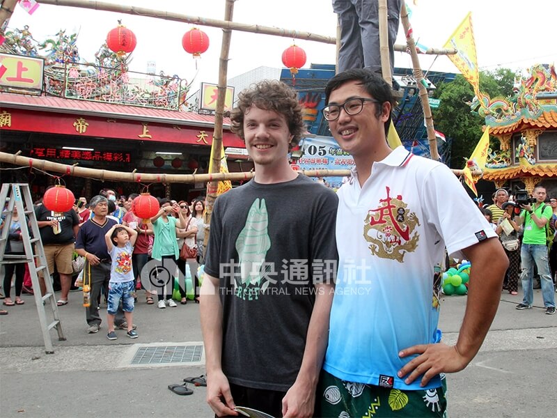 來自英國的周飛昂(左)與蟬聯3屆的雙人組冠軍林裕強(右)搭擋參加青年雙人組,如願奪得冠軍。 中央社記者黃國芳攝 105年4月10日