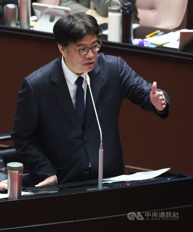 國民黨主席鄭麗文7日應中共中央邀請，率團赴中參訪。陸委會主委邱垂正（圖）在立法院表示，呼籲鄭麗文應當面要求中共當局立即停止軍機艦繞台等對台複合性的施壓，正視中華民國存在的事實。中央社記者趙世勳攝　115年4月7日