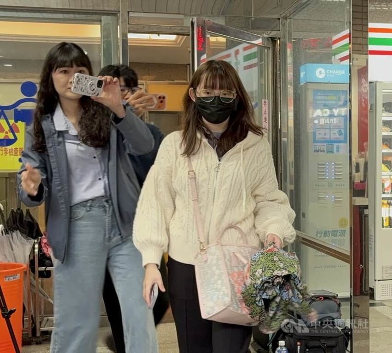 陸配徐春鶯涉以女兒卜啓正（右）名義向銀行詐貸超過新台幣2000萬元，都遭起訴，台灣新北地方法院7日開庭審理，卜啓正出庭應訊。中央社記者曹亞沿攝　115年4月7日