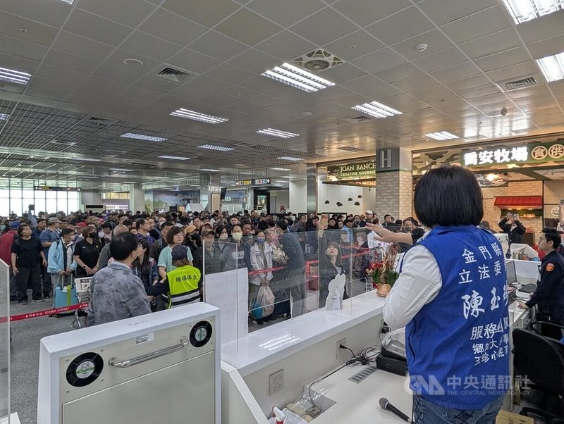 金門清明連假收假日起濃霧影響航班，經過連日疏運，8日上午仍有逾700人候補返台。圖為國民黨立委陳玉珍（右）協助統計候補人數。中央社記者吳玟嶸攝　115年4月8日