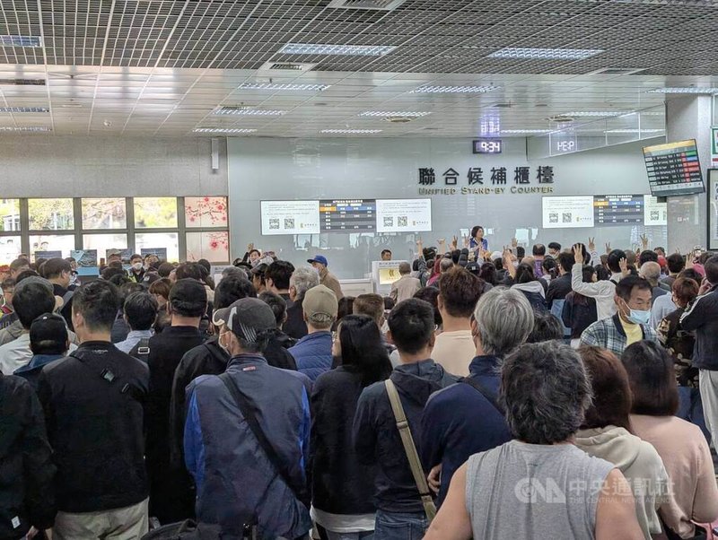 金門6、7日受濃霧影響航班，8日上午現場統計仍有超過700人等待候補返台，軍機、民航加班機將再投入疏運。圖為8日上午金門航空站現場統計候補人數。中央社記者吳玟嶸攝　115年4月8日