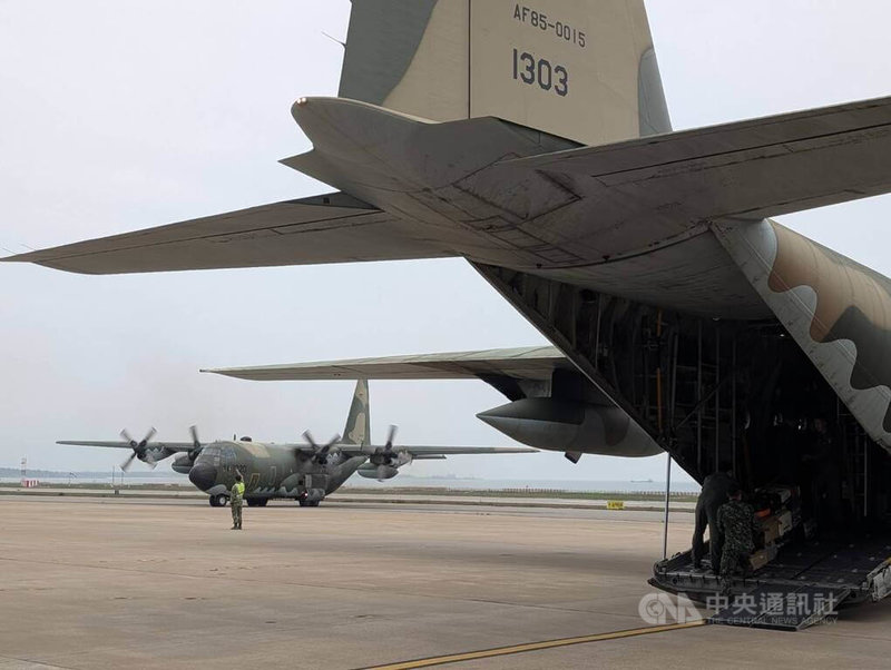 金門清明收假日起濃霧影響航班，8日仍有數百人等待候補，軍機再度投入疏運。中央社記者吳玟嶸攝　115年4月8日