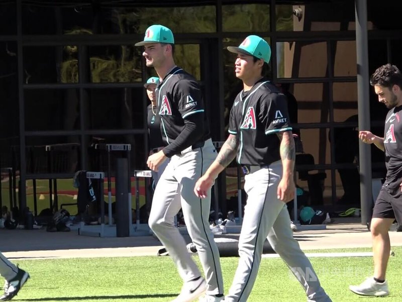 美國職棒響尾蛇小聯盟投手總監密爾茲稱讚台灣左投林昱珉（前）擁有數一數二的運動天分。圖為林昱珉3月18日在春訓基地暖身。中央社記者林宏翰亞利桑那攝　115年4月8日