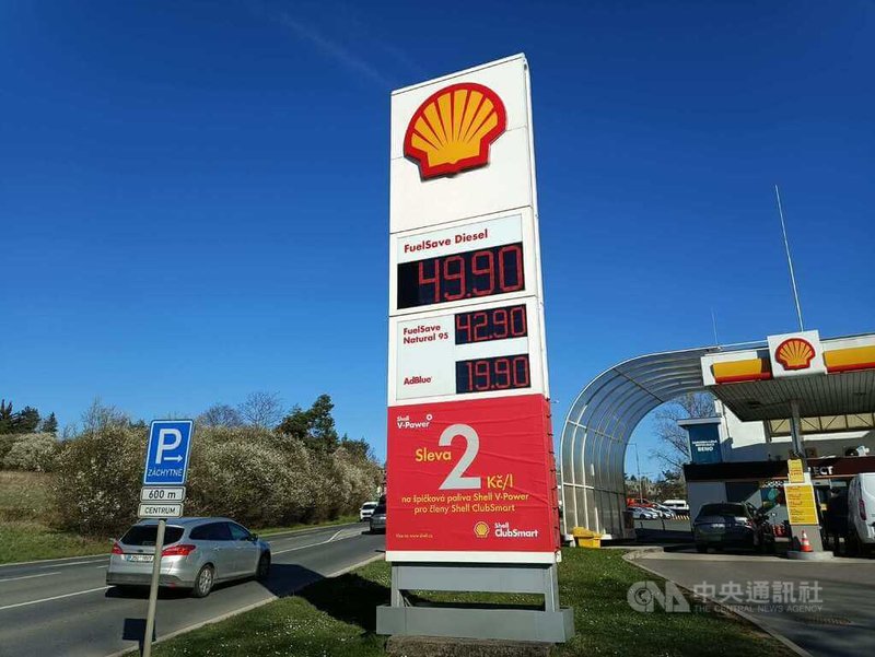 捷克財政部長基列羅娃7日宣布，將每天設定燃料最高價格。8日起捷克加油站的柴油最高價格為每公升49.59克朗，汽油最高為43.15克朗。圖為捷克一處加油站7日的油價表。中央社記者劉郁葶布拉格攝　115年4月8日