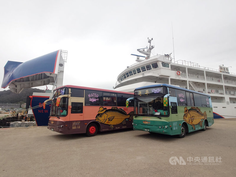 馬祖國際藝術島作品黃魚公車，平時是載送軍民前往目的地的公車，8日首次跨出馬祖，加入白沙屯媽祖進香「香燈腳車」行列，每日停靠定點，提供信眾休憩。圖為公車8日上午停靠在福澳港，準備搭上「新台馬輪」前往台灣本島。中央社記者潘欣彤攝　115年4月8日