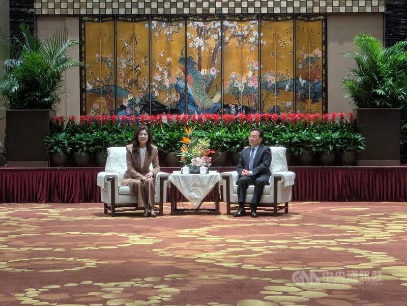 國民黨主席鄭麗文（左）8日中午與江蘇省委書記信長星（右）會面。 中央社記者呂佳蓉南京攝　115年4月8日