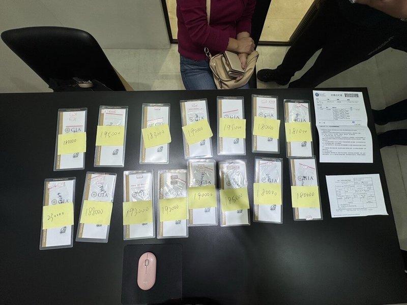 高雄一間珠寶店遭人兜售23顆假鑽石，損失416萬元。警方待涉案李姓女子又來兜售15顆假鑽石時上前逮捕，依詐欺罪送辦。李女訊後遭雄檢聲押獲准，檢警目前正溯源追查假鑽石來源。（高雄前鎮警分局提供）中央社記者洪學廣傳真　115年4月8日