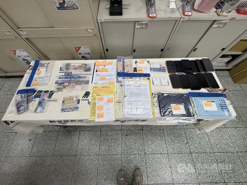 詹姓男子涉成立LINE帳號系統商，指使親友申辦手機門號，再透過電信業者換號服務，創設大量LINE人頭帳號，再將LINE帳號販售予詐欺集團使用，經刑事局逮捕詹男等12人送辦，並查扣門號申請書等證物。（翻攝照片）中央社記者蘇木春傳真　115年4月8日