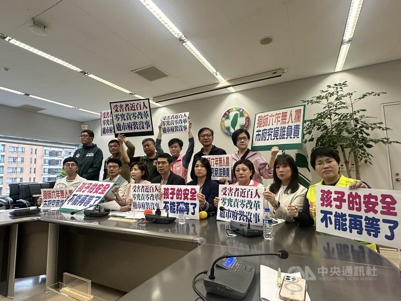 台中某國小棒球隊涉及教練對多名孩童強制性交、強制猥褻，民進黨台中市議會黨團不滿教育局長蔣偉民至今未遭懲處，且對受害人數未掌握，要求市府應主動擴大清查。中央社記者趙麗妍攝 115年4月8日