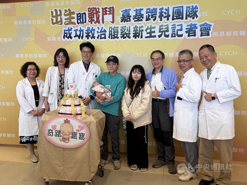 梁小姐（右4）去年懷孕時，女嬰被檢出腹裂症，轉診至嘉義基督教醫院後，在醫療團隊說明治療方式等問題，女嬰去年10月出生，腸子慢慢回到腹部，他們喜極而泣，院方8日為女嬰送上尿片蛋糕慶賀。中央社記者姜宜菁攝  115年4月8日