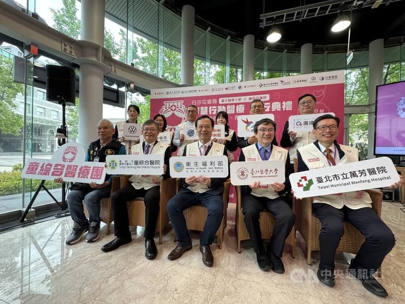 台北醫學大學與童綜合醫院攜手合作,在衛福部支持下,首創將醫院搬上電動載具,並導入「一鍵求救」和「即時定位」功能,與白沙屯GPS團隊合作,讓救援「隨傳隨到」。中央社記者沈佩瑤攝 115年4月8日