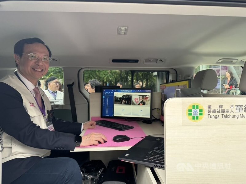 「智慧行動醫療隨扈系統」由7人座純電動車擔任「行動指揮車」,而電動三輪車可靈活穿梭人群,迅速抵達現場進行初步處置。衛福部長石崇良(前)8日體驗。中央社記者沈佩瑤攝 115年4月8日