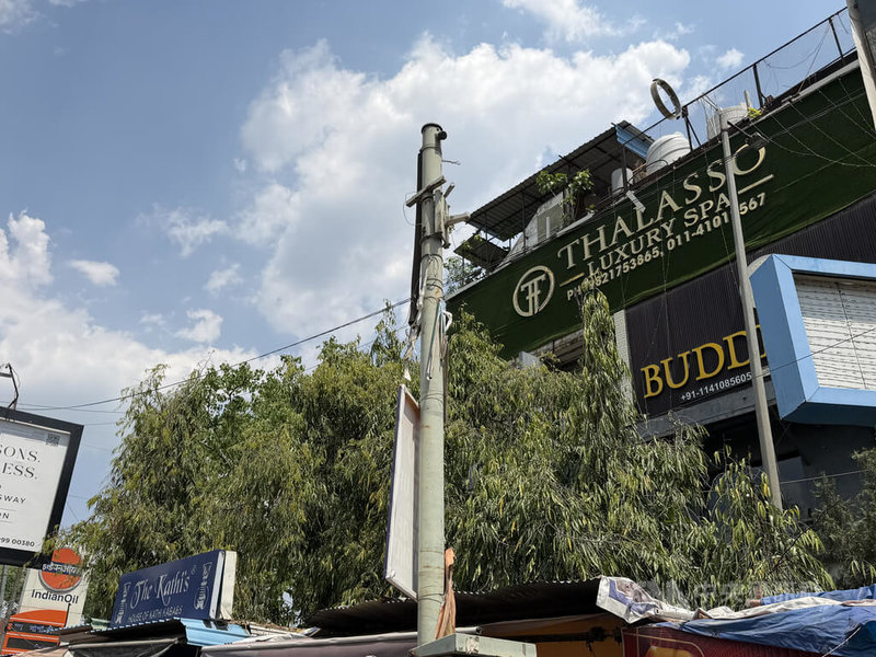 德里公共工程部門於2020年9月到2022年11月間在街頭安裝約14萬支中國製監視器,這些設備接下來將逐步拆除。圖為德里街頭監視器遭拆後,遺留的支架。中央社記者李晉緯新德里攝 115年4月8日