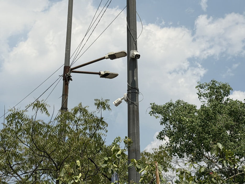 印度強化國家安全，4月起全面禁用不合規定的監視器，光是德里街頭，就需拆除約14萬支中國製監視器。圖為印度街頭的監視器。中央社記者李晉緯新德里攝　115年4月8日