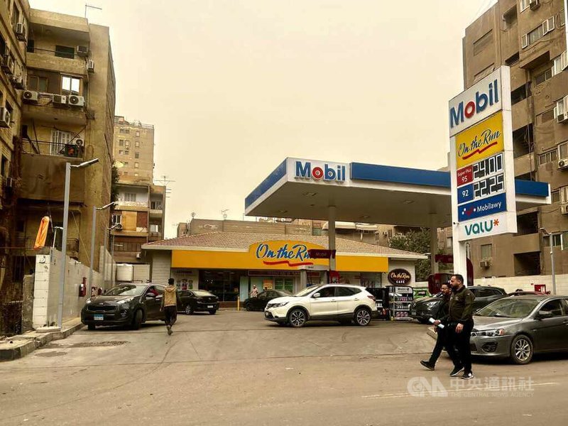 美伊戰爭造成能源危機，全球原油和石油產品價格創歷史新高。埃及於3月10日宣布即日起調漲所有車用汽柴油價格，調漲幅度從14%到30%。中央社記者施婉清開羅攝　115年4月8日