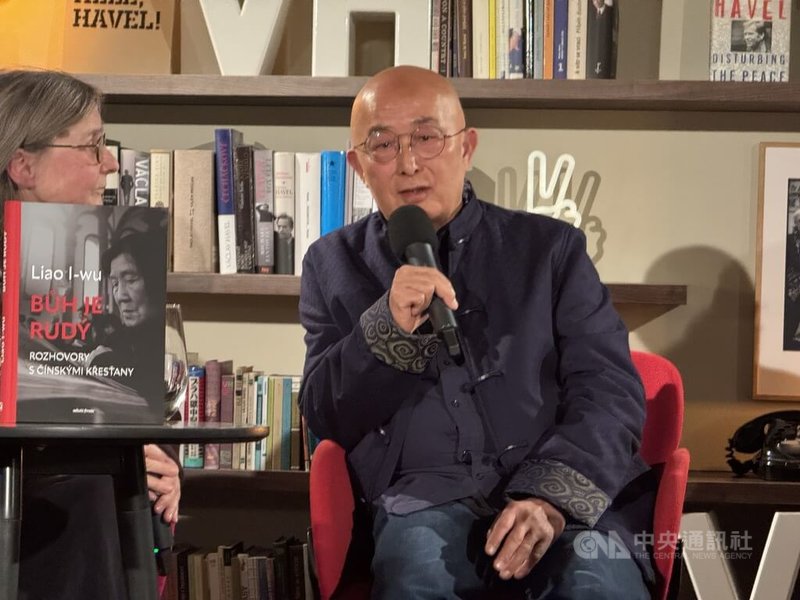 長期流亡海外的中國異議作家廖亦武,近期來布拉格發表其著作「上帝是紅色的」捷文版。廖亦武流亡海外15年,持續透過書寫、演講與訪談揭露中共的人權侵害。中央社記者劉郁葶布拉格攝 115年4月8日