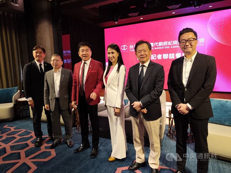 台北市不動產代銷公會8日舉辦媒體交流會，6家代銷業者代表出席與會。公會理事長、創意家行銷董事長王明正（左3）表示，央行針對換屋族貸款條件略有鬆動，市場已出現回溫跡象。中央社記者何秀玲攝　115年4月8日