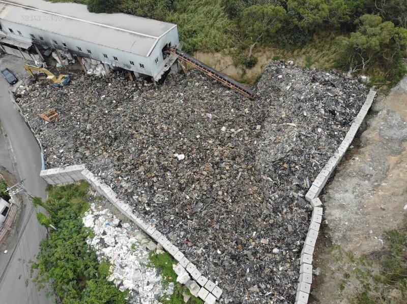 黃姓、李姓男子透過賴姓仲介，承租苗栗縣造橋鄉多筆土地及鐵皮廠房，不到1年收受堆置逾千公噸廢棄塑膠混合物牟利，經檢方偵結起訴3人，求處重刑，並聲請沒收不法所得。（苗栗地檢署提供）中央社記者管瑞平傳真　115年4月8日