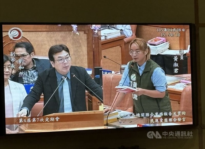 民進黨新北市議員黃淑君（右）揭露板橋某診所語言治療師涉嫌性侵、猥褻看診孩童。副市長劉和然（前右2）、衛生局長陳潤秋（前左1）8日在議會回報後續市府處理進度。 中央社記者曹亞沿攝 115年4月8日