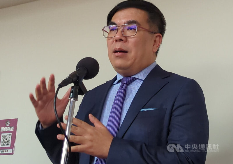 環境部長彭啓明8日在立法院接受媒體聯訪時表示,中東戰事影響,油價高漲,造成全球石化產業很大的衝擊。目前希望塑膠在台灣本地第一次產生量能夠盡量減少,改用二次循環料,讓再生粒料使用率可以達到20%或30%,以減少環境的問題。中央社記者張雄風攝 115年4月8日