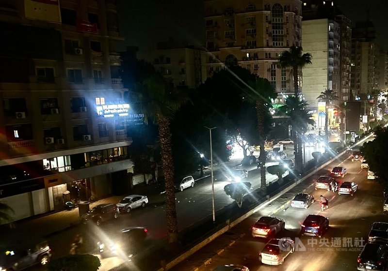 為因應全球最大天然氣田「南帕爾斯」被以色列攻擊受損，埃及宣布，自3月28日實施一個月緊急節能措施，包括商業場所提前於晚上9時關閉，並將路燈照明降至最低亮度。圖為4月7日晚上9點時30分開羅市區街頭。中央社記者施婉清開羅攝　115年4月8日