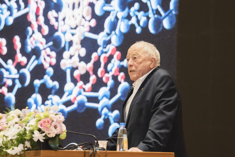 中央研究院「台灣橋梁計畫」第9場演講於7日邀請2002年諾貝爾化學獎得主庫爾特．維斯里契（Kurt Wüthrich）以「生命分子、人工智慧與人類健康」為題演講，其中提及在AI浪潮下，「人的養成」更為關鍵，應獨立思考與適應環境，才不會被時代拋在後頭。（中研院提供）中央社記者張雄風傳真　115年4月8日