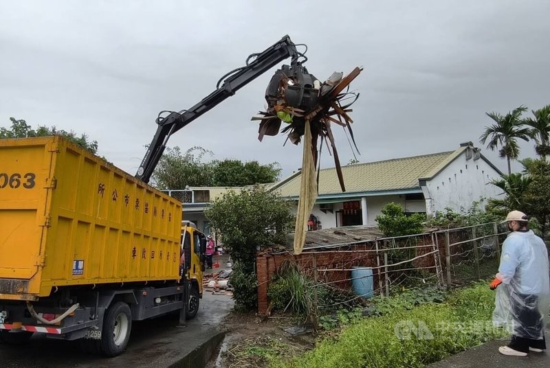 苗栗市福安里一處三合院因4日凌晨豪雨淹水達60公分，幾乎所有家具都泡湯，其中不乏大型櫥櫃，市公所連日來出動抓斗車破碎清運，協助民眾儘早完成災後家園整理工作。中央社記者管瑞平攝　115年4月8日