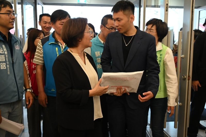 彰化和美全民運動館7日舉行啟用典禮，彰化縣長王惠美（左）拿出體育建設案，請運動部長李洋（右）幫忙，不過李洋以「預算沒有通過」為由拒收。（縣府提供）中央社記者吳哲豪傳真　115年4月8日