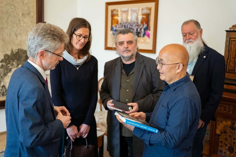 中國異議作家廖亦武(前右)近期訪問布拉格時,會晤捷克參議院議長維特齊(前左)會面,並致贈捷文版「吆屍人」、「上帝是紅色的」與「大屠殺」CD。(作家廖亦武提供)中央社記者劉郁葶布拉格傳真 115年4月8日