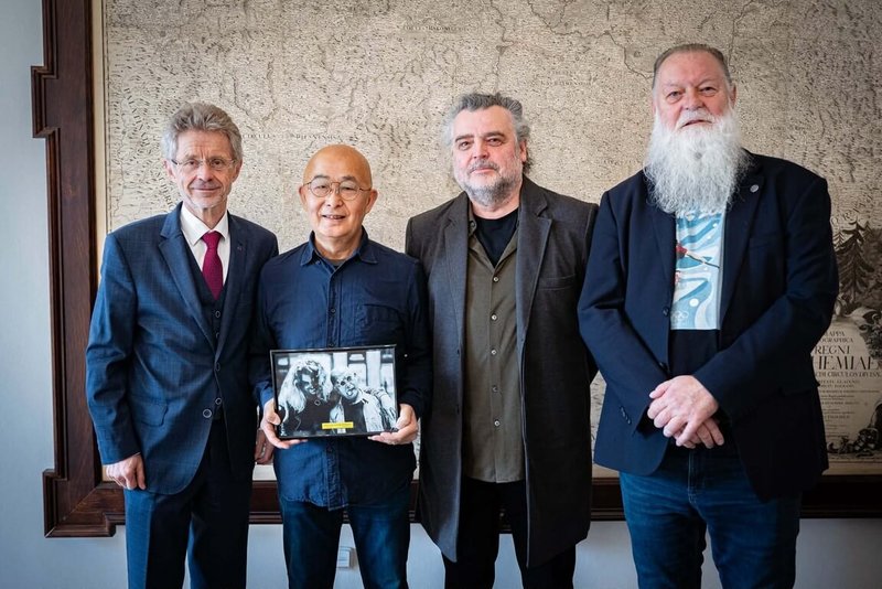 長期流亡海外的中國異議作家廖亦武（左2），近期來布拉格發表其著作「上帝是紅色的」捷文版。他在此行也會見參議長維特齊（左1），並親手遞交一份中國在押政治犯名單。（作家廖亦武提供）中央社記者劉郁葶布拉格傳真　115年4月8日