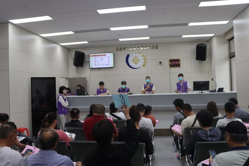 法務部行政執行署所屬各分署於7日舉辦全國123聯合拍賣會。圖為彰化分署拍賣會現場。（行政執行署提供）中央社記者謝君臨傳真 115年4月8日