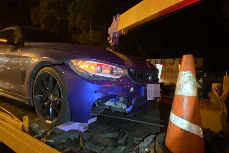 國道公路警察局第一公路警察大隊表示，勤務指揮中心於8日凌晨1時14分許獲報，在國道1號南向43.7公里林口路段，有多部車輛撞擊掉落物受損，掉落物疑似鐵件，目前共有12部車輛因車體受損陸續報案。（國道公路警察局提供）中央社記者吳睿騏桃園傳真　115年4月8日