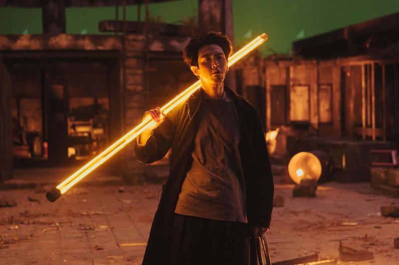 影集「乩身」由演員柯震東（圖）掛帥主演，他分享，在拍最後大戰的時候其實在現場是需要靠導演的說明，去憑空想像特效會長什麼樣子，所以在用武器、在對打、在被攻擊時，需要思考不同程度的使勁跟痛苦」。（Netflix提供）中央社記者洪素津提供　115年4月8日