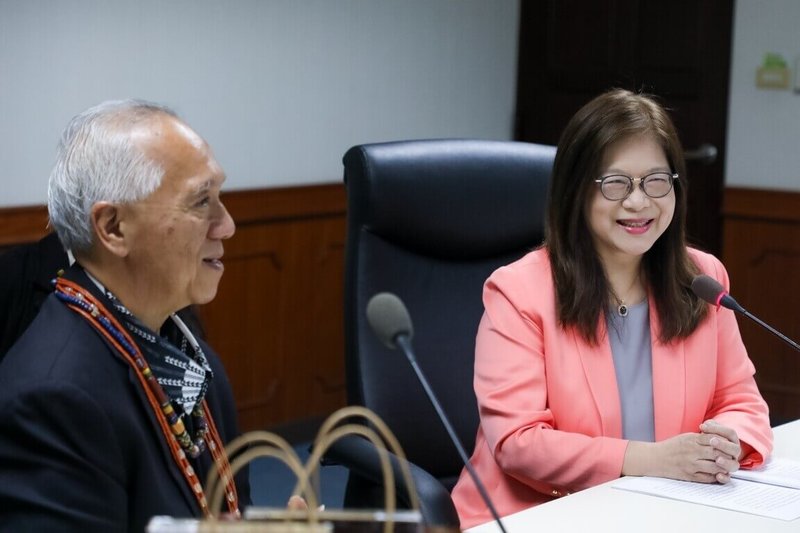 玻里尼西亞航海協會8日拜會海洋委員會主委管碧玲（右），雙方就「大角星號」預計於2027年航抵台灣相關事宜交換意見。（海洋委員會提供）中央社記者張已亷傳真　115年4月8日