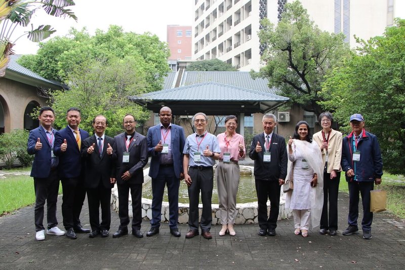 永續碳權里山里海地景對抗氣候變遷國際會議8日起一連2天在國立成功大學登場，會中同時發表「台南宣言」。圖為與會者合影。（成功大學提供）中央社記者張榮祥台南傳真　115年4月8日